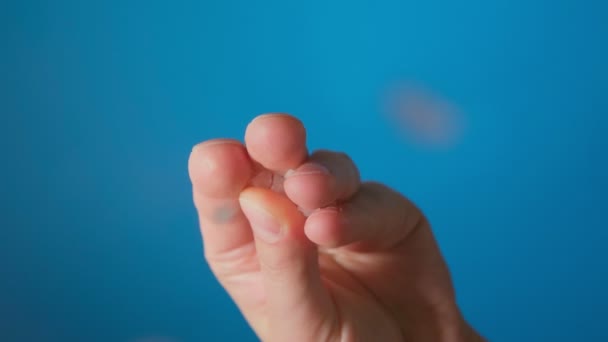 Cuire la main ajoute du sel à la nourriture. cuisson, mise au point sélective. — Video