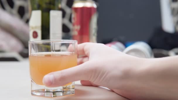 L'uomo ha rifiutato la bevanda alcolica. Concetto di alcolismo. concetto anti alcol, stile di vita sano — Video Stock