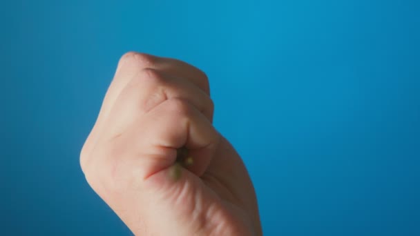 Man hand häller mäsk bönor i en matlagningskanna. selektivt fokus — Stockvideo