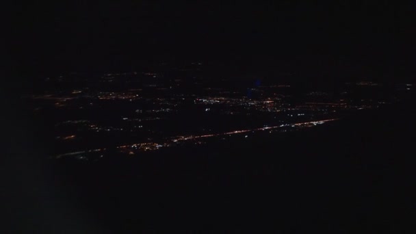 Światła nocnego miasta z okna samolotu. Noc, selektywne skupienie — Wideo stockowe