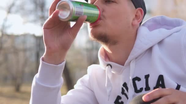 Tyumen, Rusya-26 Nisan 2021, adam Mountain Dew içeceğinden bir soda içiyor. PepsiCo tarafından üretilen Mountain Dew narenciye aromalı meşrubat.. — Stok video