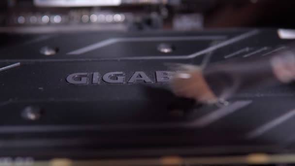 Tyumen, Rusya-Nisan 26, 2021: Graphic video kartı Gigabyte logosu 1660 GTX. Kripto para birimi kavramı. — Stok video