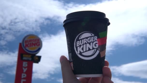Tyumen, Oroszország-április 21, 2021: gyorsétterem burger király kávé. szelektív fókusz — Stock videók
