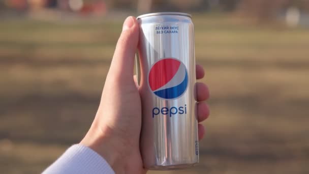Tyumen, Russia-April 26, 2021: Η Pepsi μπορεί να κλείσει το λογότυπο στο χέρι σε ένα θολό φόντο. επιλεκτική εστίαση — Αρχείο Βίντεο