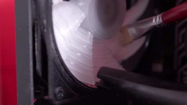 Čištění špinavé stolní počítač procesor ventilátor od prachu speciálním kartáčkem zavřít a vysavač. selektivní zaměření — Stock video