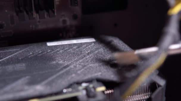 Pulire la polvere all'interno del computer con una spazzola da vicino messa a fuoco selettiva — Video Stock