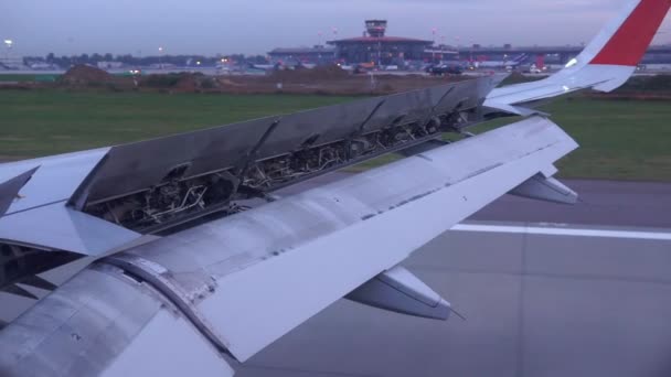 Das Flugzeug hebt von der Landebahn ab. Blick aus dem Beifahrerfenster — Stockvideo