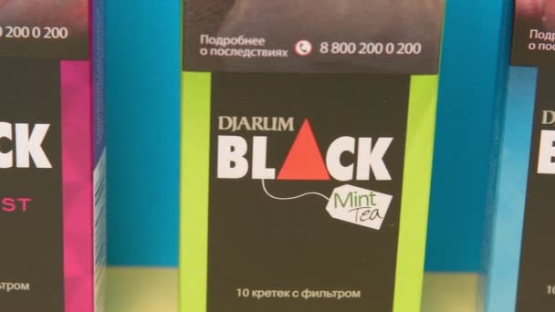 Tyumen, Rusia-17 de abril de 2021: Djarum es un clavo de olor kretek fabricado por Djarum. enfoque selectivo de primer plano — Vídeo de stock