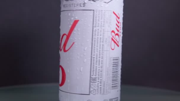 Tyumen, Russia-april 26, 2021: Budweiser beer metal can bud. produced by Anheuser-Busch, presented in St. Louis. close-up — Stock Video