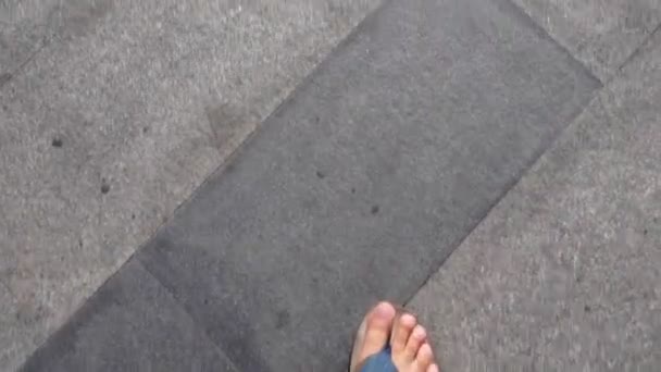 Hombre pies en pizarras caminar sobre asfalto en el verano. pov video — Vídeos de Stock