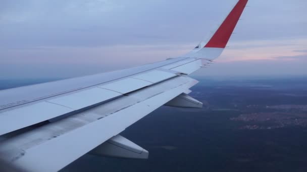 Conceito de viagem de negócios. um avião voando no céu azul — Vídeo de Stock