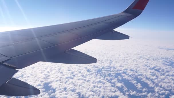 Křídlo letadla v letovém pohledu z okna letadla — Stock video