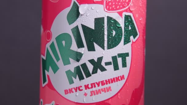 Tyumen, Russia-aprile 26, 2021: Mirinda mescolare con fragola e litchi. bevanda gassata in lattina di alluminio della società PepsiCo. — Video Stock