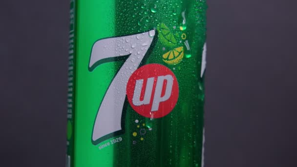 Tyumen, Russia-aprile 26, 2021: 7 up carbonated drink logo close up. — Video Stock