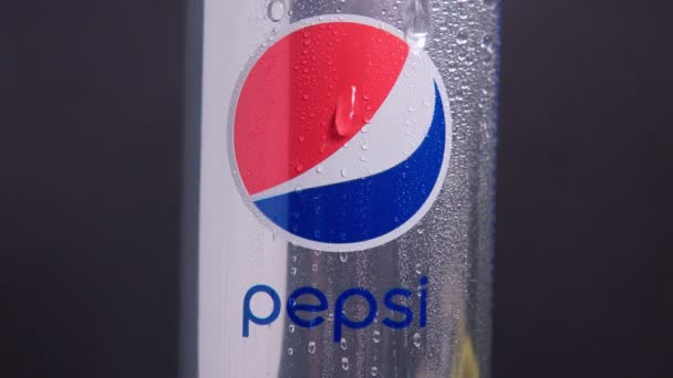 Tyumen, Russia-april 26, 2021: Pepsi can logo close up without sugar with water drops. 탄산수를 넣은 꾸러미 — 비디오