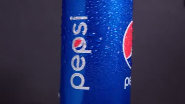 Tyumen, Rússia-abril 26, 2021: Pepsi pode logotipo close-up com gotas de água. pacotes com água gaseificada — Vídeo de Stock