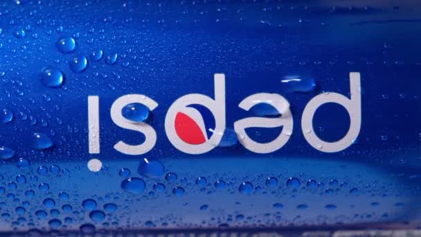Tyumen, Russia-April 26, 2021: Η Pepsi είναι ένα ανθρακούχο αναψυκτικό που παράγεται και παρασκευάζεται από την PepsiCo. Λεκτική φωτογραφία — Αρχείο Βίντεο