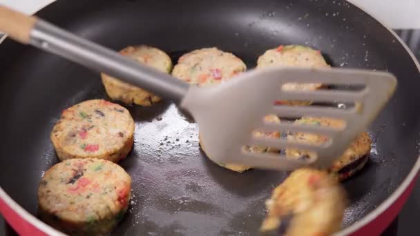 Potongan kentang, wortel, digoreng dalam wajan. Hidangan vegetarian. Memasak di rumah — Stok Video