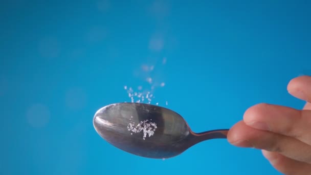 Pours out the sugar from a close-up spoon. selective focus. slow motion — Stock Video