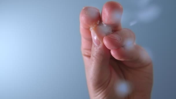 Hand kock matlagning mat och lägga vit grov salt till skålen. Selektiv inriktning — Stockvideo