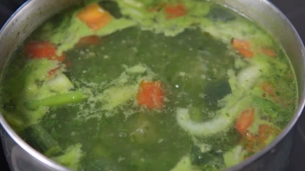 Soupe de cuisson aux carottes d'épinards, quinoa de poulet. soupe légère fitness — Video