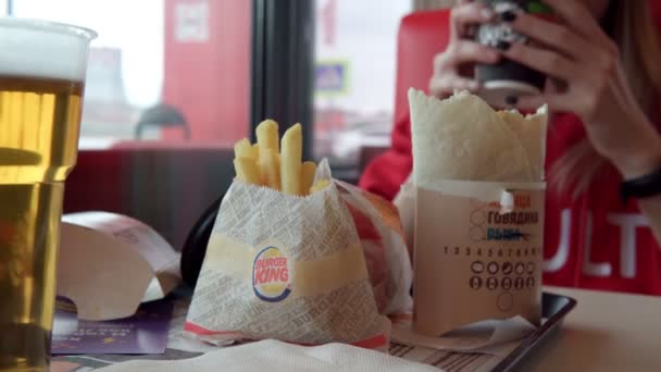 Tyumen, Rússia-abril 05, 2021: fast food restaurante hambúrguer rei pequeno-almoço batatas fritas, menina comer fast food. foco seletivo — Vídeo de Stock