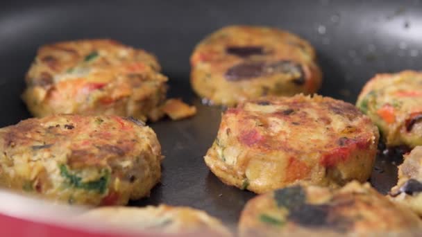 Vegetable cutlets. Healthy cutlets of potatoes, carrots, fried in a frying pan. Vegetarian dish. — Stock Video