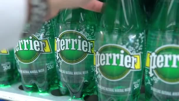 Tyumen, Russia-aprile 21, 2021: Bottiglie di Perrier, un marchio francese di acqua minerale naturale in bottiglia sugli scaffali degli ipermercati — Video Stock