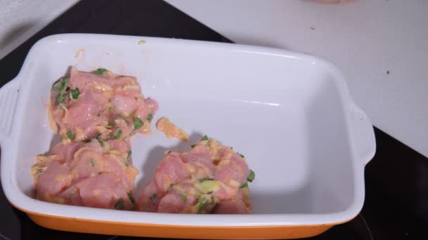 Filé de frango cru com ovo é colocado em um recipiente para assar no forno. foco seletivo — Vídeo de Stock