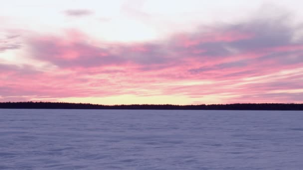 Téli természet és táj. naplemente égbolt és fagyott jeges tó. Erdő a horizonton. — Stock videók