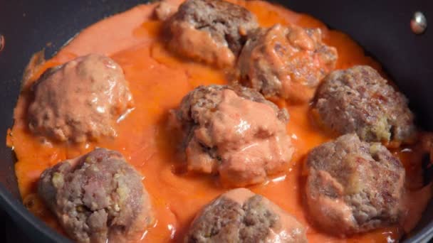 Домашние фрикадельки в томатном соусе. Тефтели из говядины в кастрюле — стоковое видео