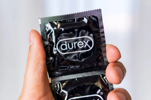 Tyumen Rusland April 2021 Durex Condooms Hand Het Wordt Gebruikt — Stockfoto