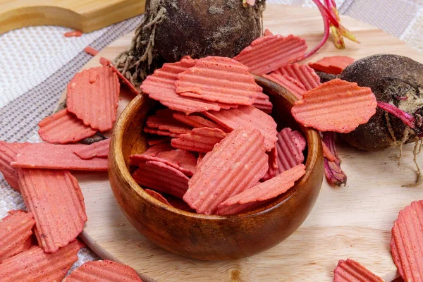 Friska hemmagjorda vegetabiliska chips i rödbetor. Ekologisk kost. Vegetariskt växtbaserat tilltugg. — Stockfoto