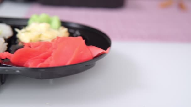 Sushi-Brötchen mit frischem Gemüsesalat aus nächster Nähe — Stockvideo