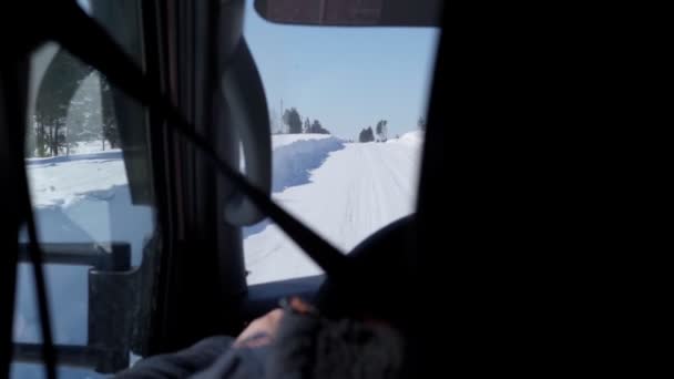 Guidare un'auto in prima persona. guida su una strada ghiacciata invernale. — Video Stock