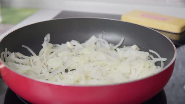 Kook voegt bloem toe aan gebakken uien om thuis saus te maken — Stockvideo