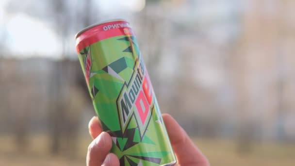 Tyumen, Rusland-26 april 2021: Can of Mountain Dew drinken. Mountain Dew citrussmaak frisdrank geproduceerd door PepsiCo. — Stockvideo
