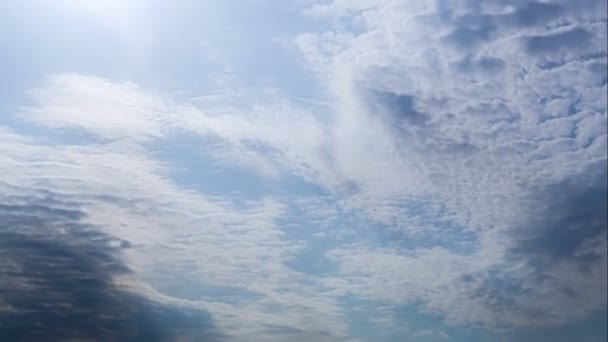 Nubes volando a través de un cielo azul con un sol brillante. Time lapse of cumulus cloud, summer sunny day. Fondo de naturaleza — Vídeos de Stock