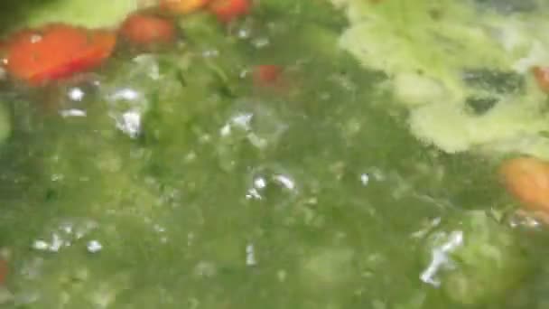 Friss zöldség detoxikáló leves spenót szelektív fókusz. Házi készítésű ételek főzése — Stock videók