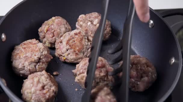 Masové kuličky v pánvi švédské kuchyně. Vaření doma — Stock video