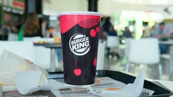 Tyumen, Rusia-05 de mayo de 2021: Logotipo del restaurante Burger King en una taza de papel con cola de cereza — Vídeo de stock