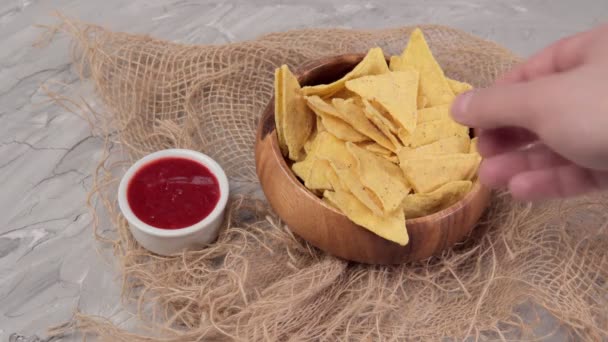 Nachos mexicanos con salsa de tomate y ketchup. Concepto de comida mexicana. enfoque selectivo — Vídeo de stock