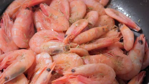 Camarão frito close-up com especiarias e limão. foco seletivo. Alimentos para o mar — Vídeo de Stock