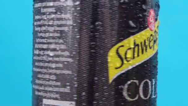 Tioumen, Russie-10 décembre 2020 : Logo de la boîte en aluminium du Schweppes Cola close-up. — Video