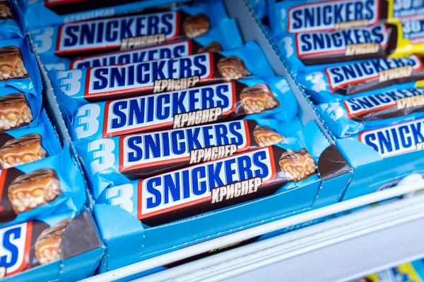 Tyumen Russia Лютого 2021 Snickers Шоколадний Батончик Карамелем Арахісом Виготовлений — стокове фото