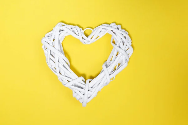 Bílé Ratanové Srdce Žlutém Pozadí Symbol Lásky Gratulace Valentýna Flatley — Stock fotografie
