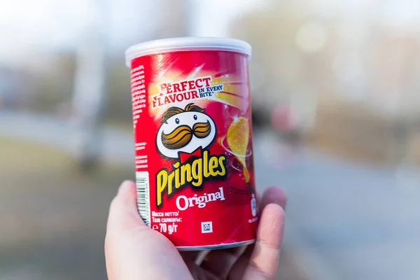 Тюмень Россия Апреля 2021 Чипсы Pringles Оригинальные Pringles Бренд Картофельных — стоковое фото