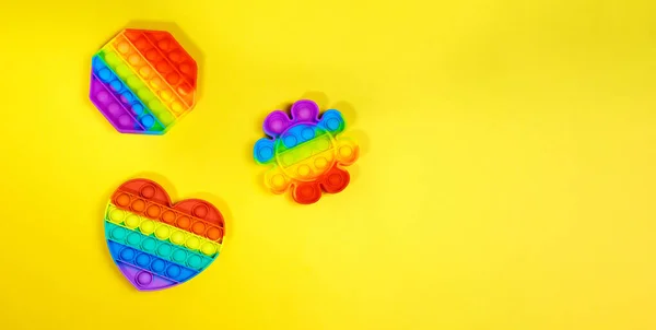 Colorido Stress Toque Pop Brinquedo Num Fundo Amarelo Vista Superior — Fotografia de Stock