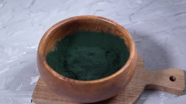 Spirulina pó verde close up, um suplemento saudável para melhorar a saúde. Algas adiciona vitaminas e minerais à sua dieta. — Vídeo de Stock