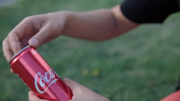 Tyumen, Rusko-29. května 2021: Otevře plechovku klasického nápoje Coca cola. — Stock video